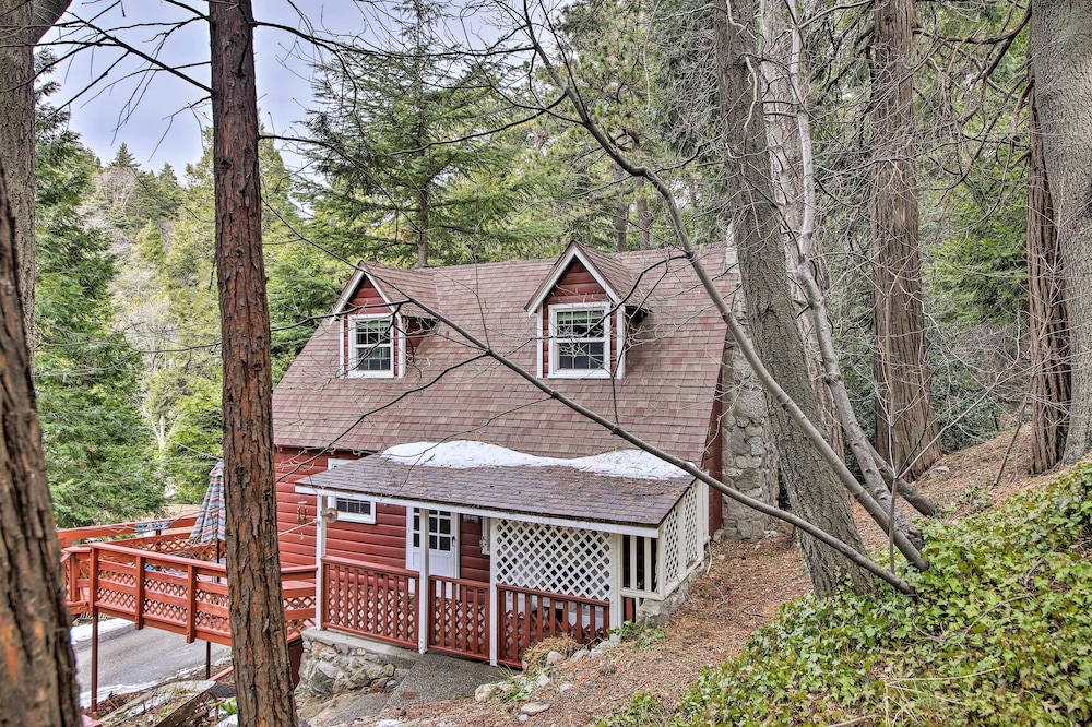 Vintage 'snow White' Cottage ~ 2 Miles to Village! view 4