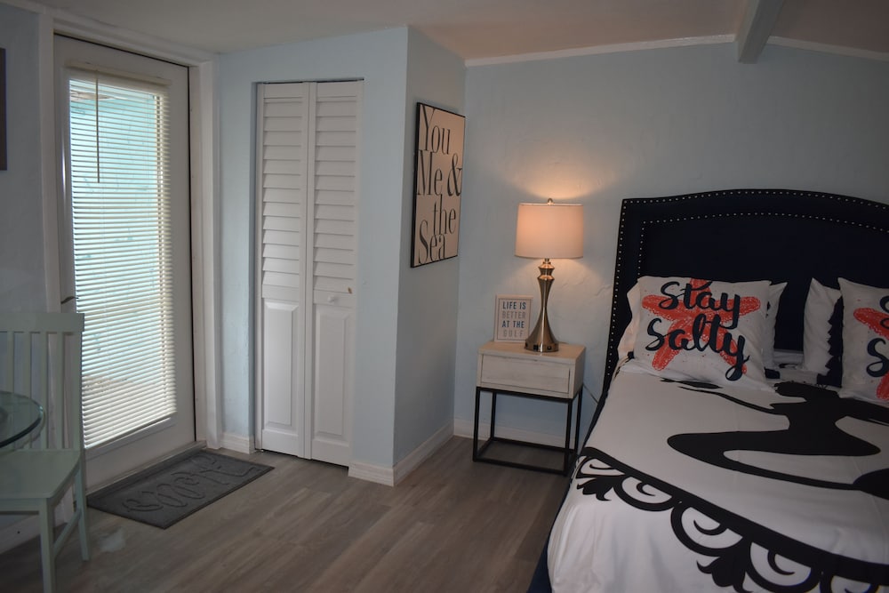 Neptune's Grotto Waterfront Retreat view 3