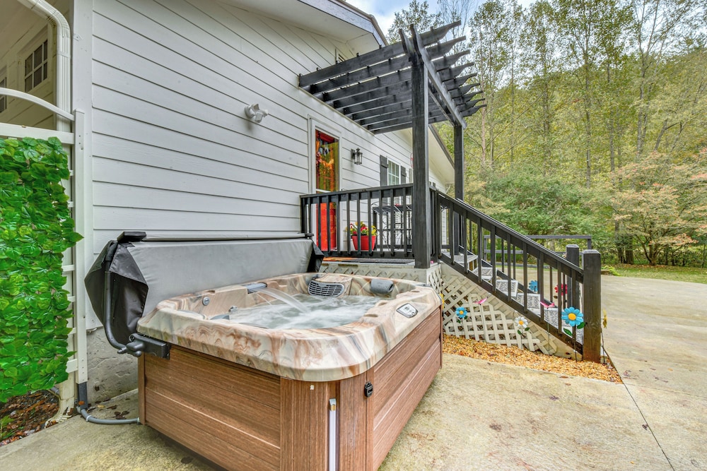 Creekside Cottage w/ Hot Tub: 8 Mi to Lake Chatuge