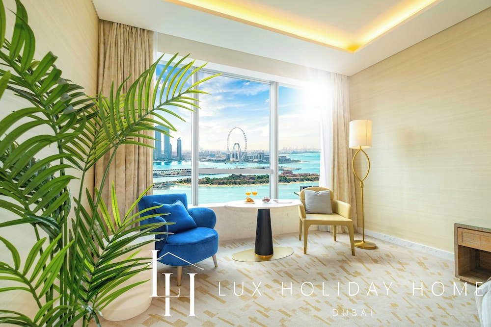 LUX Iconic Views at Palm Tower Studio