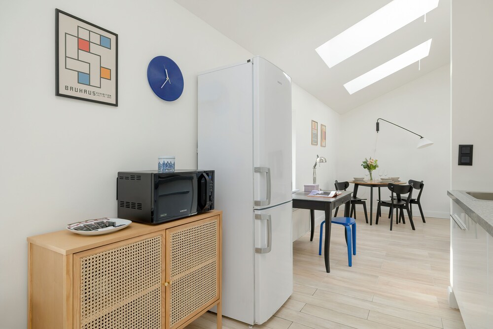 Bright Apartment Poznań by Renters