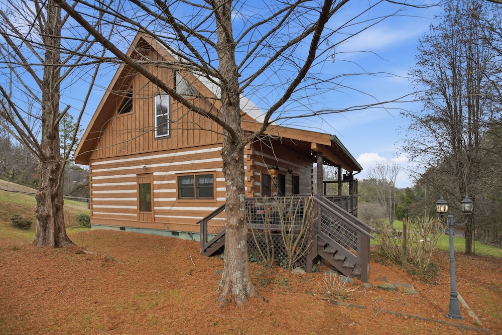 Boujee Bear Cabin With Hot Tub & Putting Green 2 Bedroom Cabin