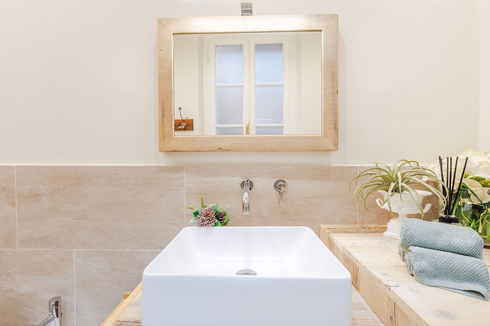 Casa Joyce in Lucca With 1 Bedrooms and 1 Bathrooms