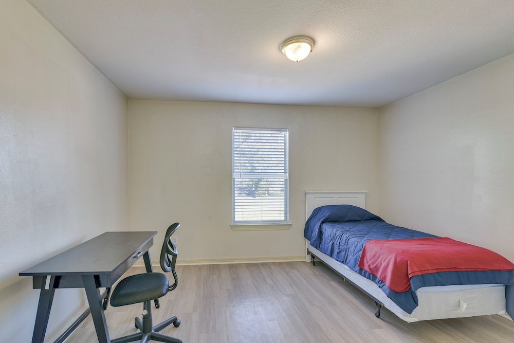 4 Mi to NRG Stadium: Spacious Houston Townhome!