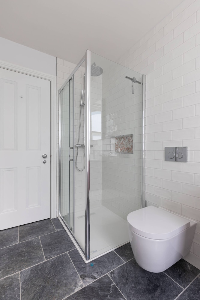Crondace Road by Onefinestay