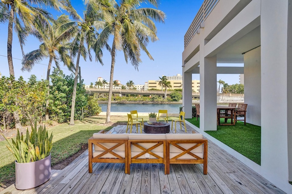 Intercostal beauty with heated pool + Spa!