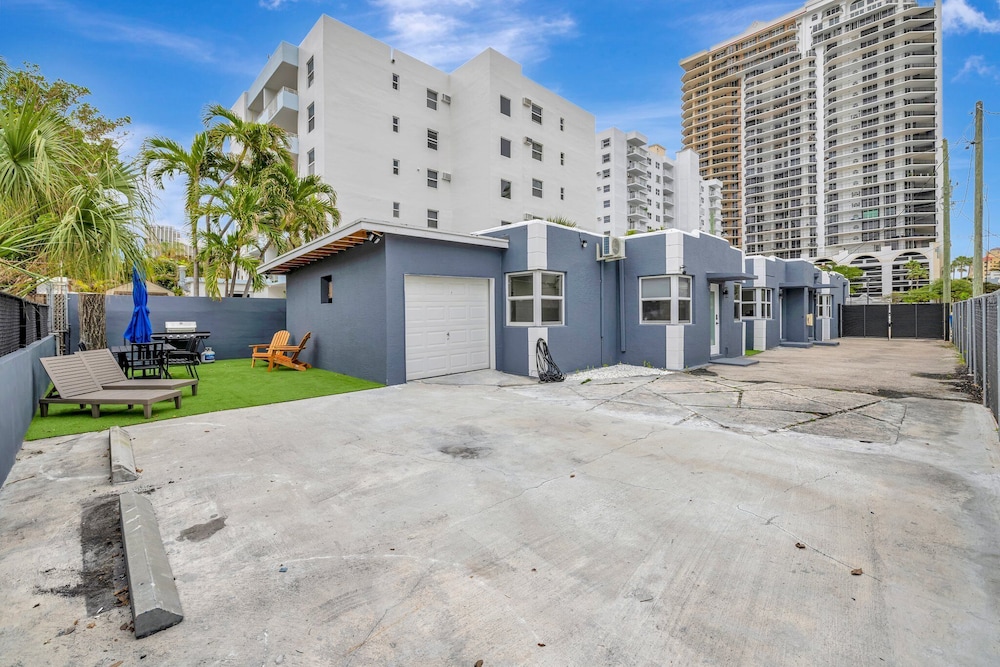 Sophisticated 2BR1BA Short Walk to Beach