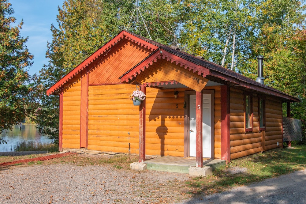 Lakepoint Cottage Resort