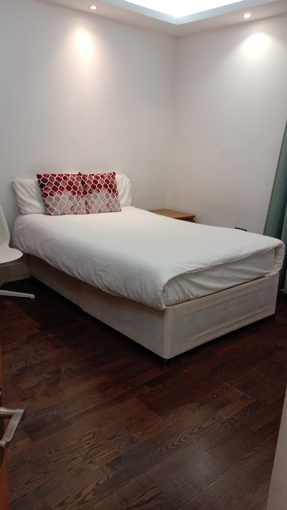 Luton Excellent 1 bed Apartment With Living Room