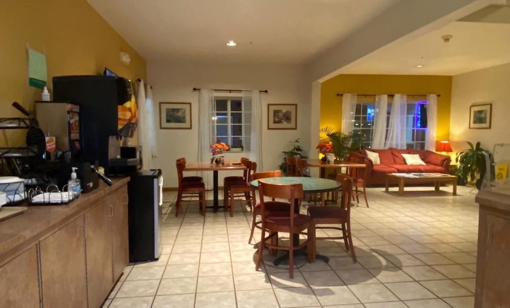 Salina Vacations - Rodeway Inn - Property Image 4