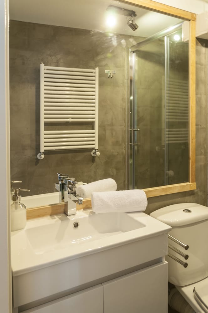 Contemporary by Apartments Alfama