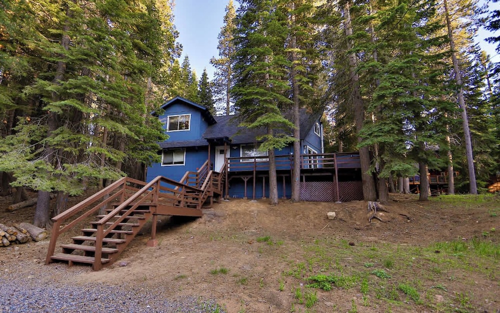 Iroquois Ridge Charming Home for 8 w/ Hot Tub Near Lake Tahoe & Skiing