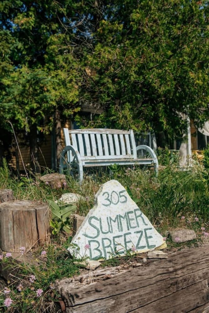 Hot Tub Waterfront Cottage - Near Sauble Beach