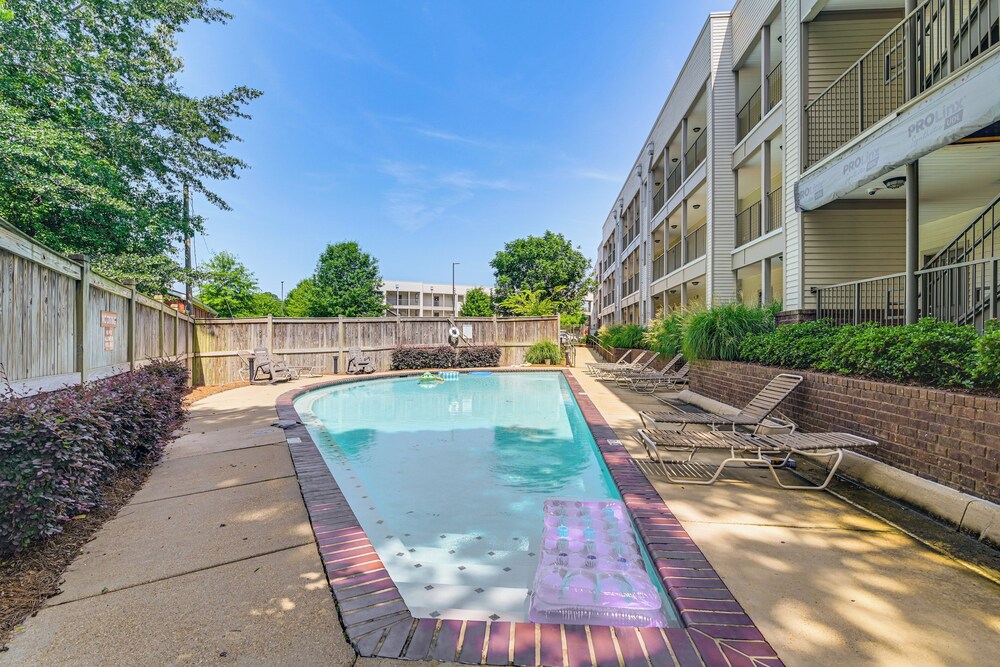 Cotton District Condo: Walkable Spot for Game Day!