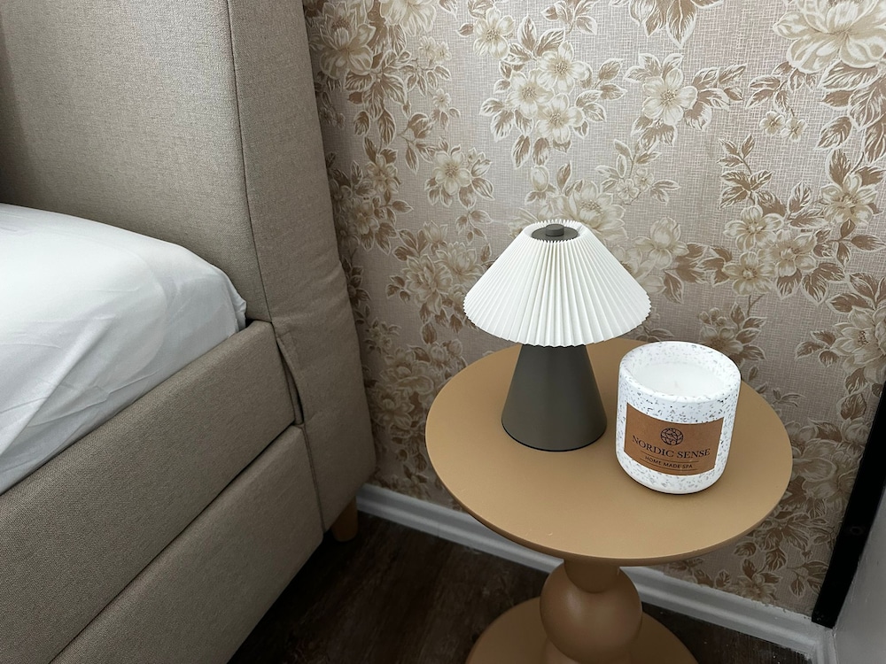 Modern 1BR plus LR Apt Near Gravensteen