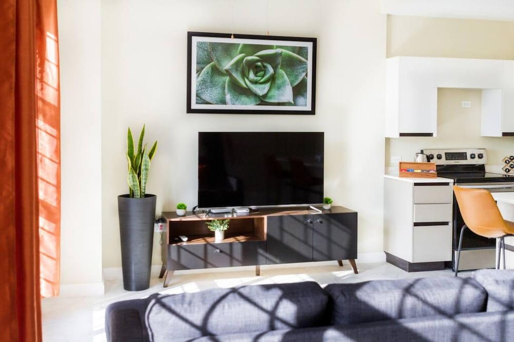 Suite Tangerine Classy Conveniently Located