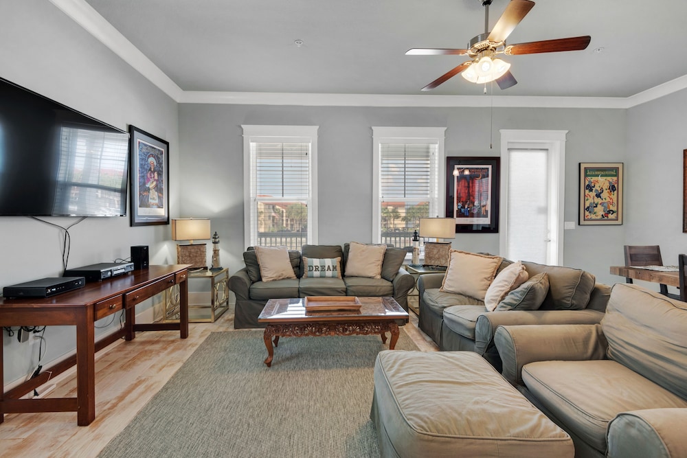 Camp David 4 Bedroom Cottage by RedAwning