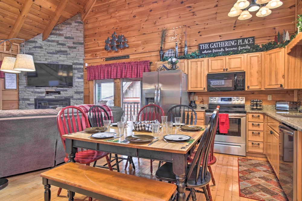 'cubbies Cabin' w/ Hot Tub ~ 7 Mi to Dollywood! view 3