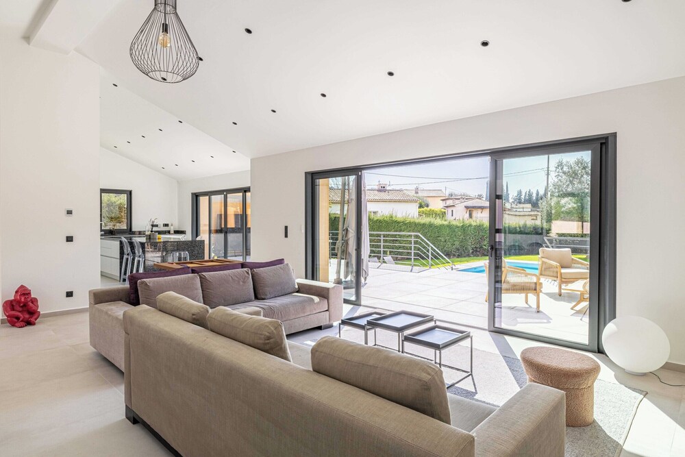 Modern Villa With Heated Pool and Garden