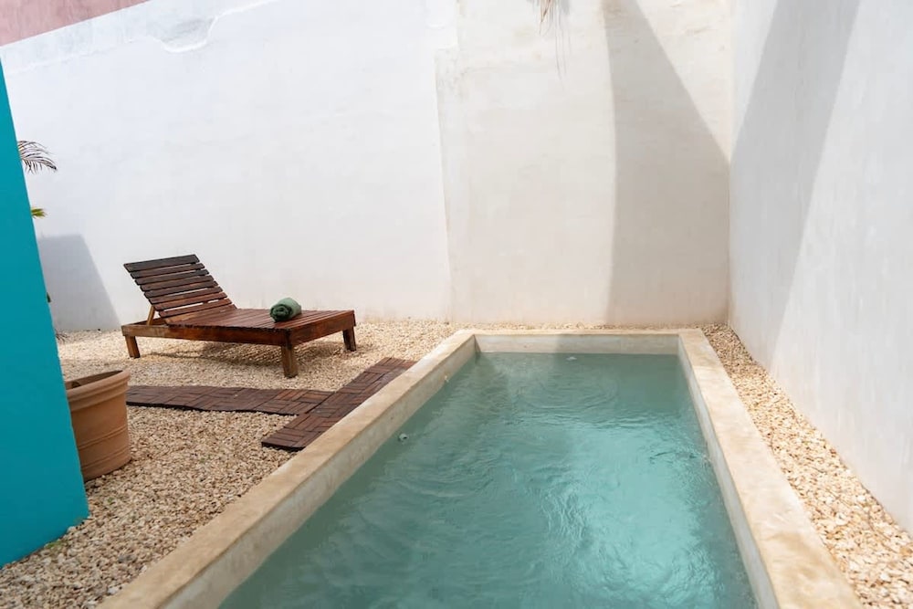 Tropical House With Private Pool in Downtown