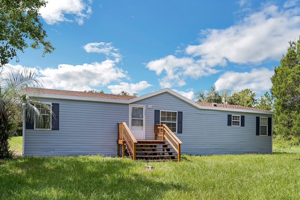 Relaxing 4br Hideaway In Groveland 4 Bedroom Cottage by RedAwning - Property Image 4