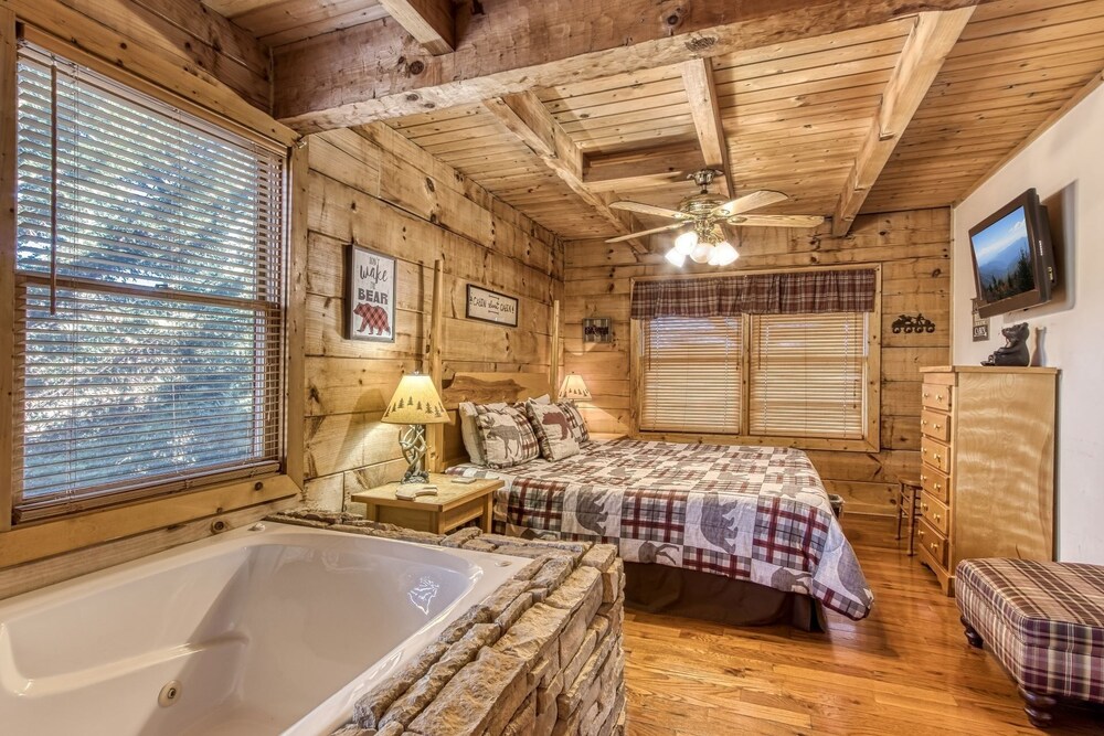 A Place In Time - Great Cabin - Awesome Views, 2 Bedroom Cabin by RedAwning view 5