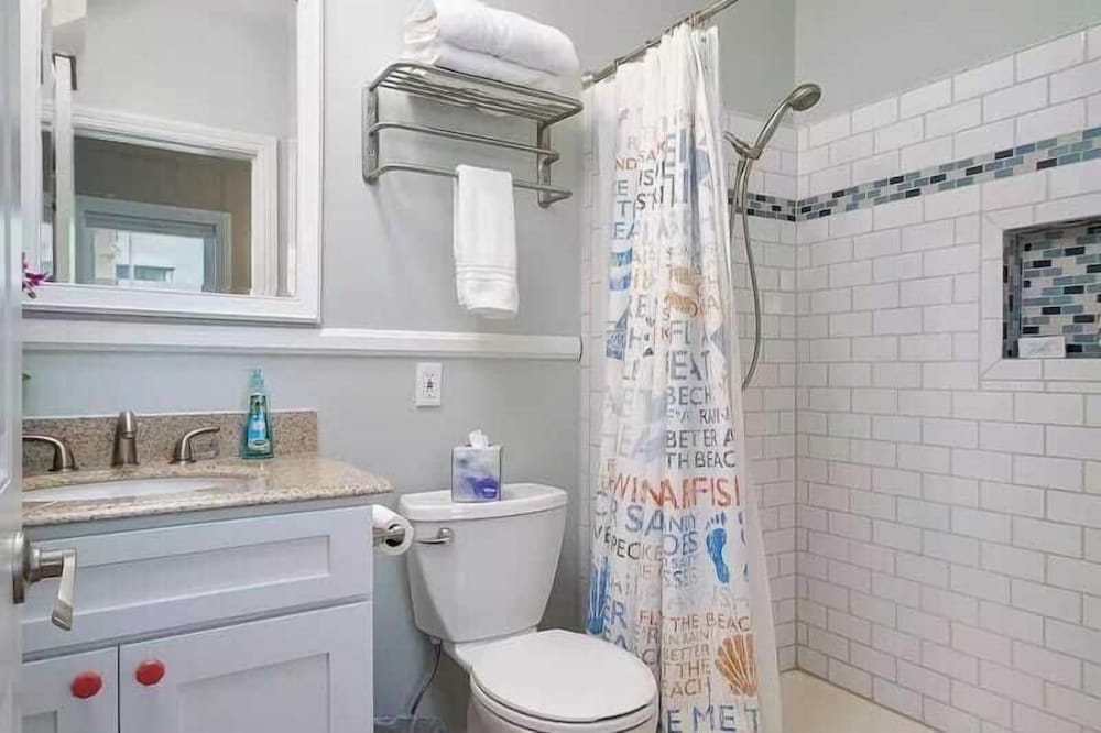 Coastal Bayside Condo Walkable to Sand & Surf