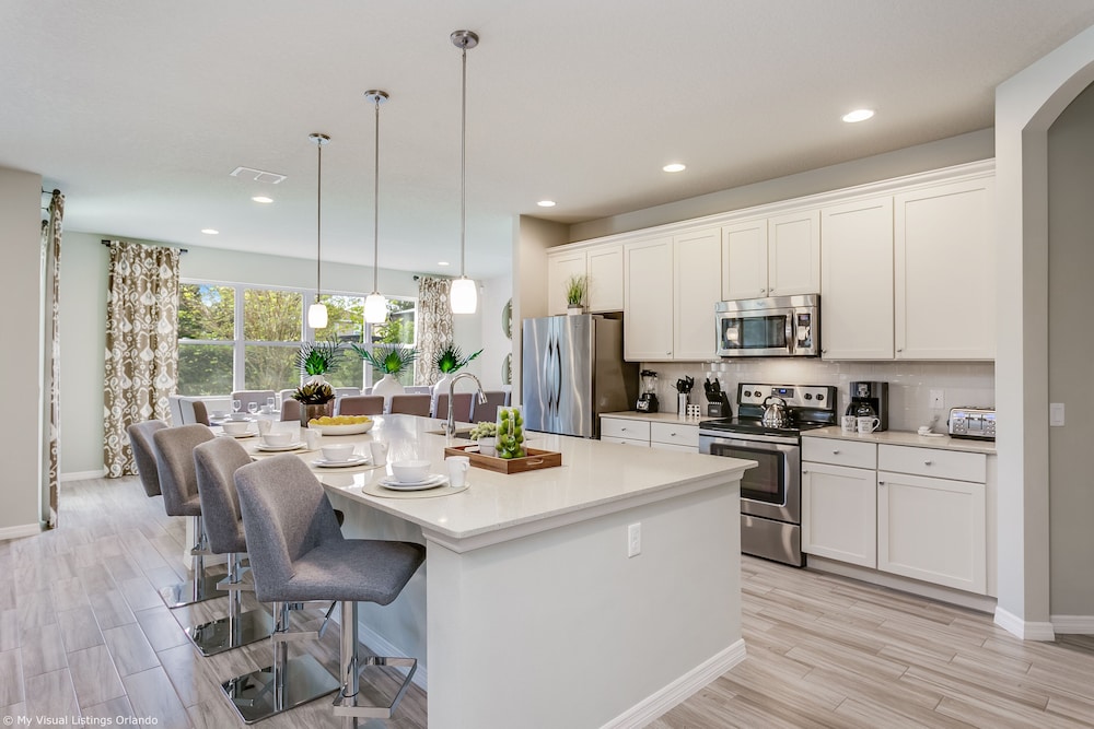 Spacious Home w/ Private Pool/spa! Sleeps 21