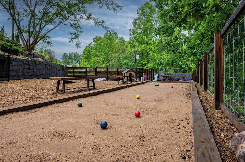 Indoor Heated Pool, Game Room, Hot Tub, Firepits & Spacious Lodge Perfect for Families, Groups & Friends 2 Firefly Mountain Suites by Avantstay