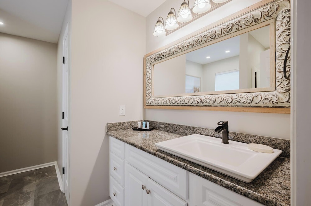 Lowcountry Lodge! In the Heart of Historic Old Town Bluffton SC