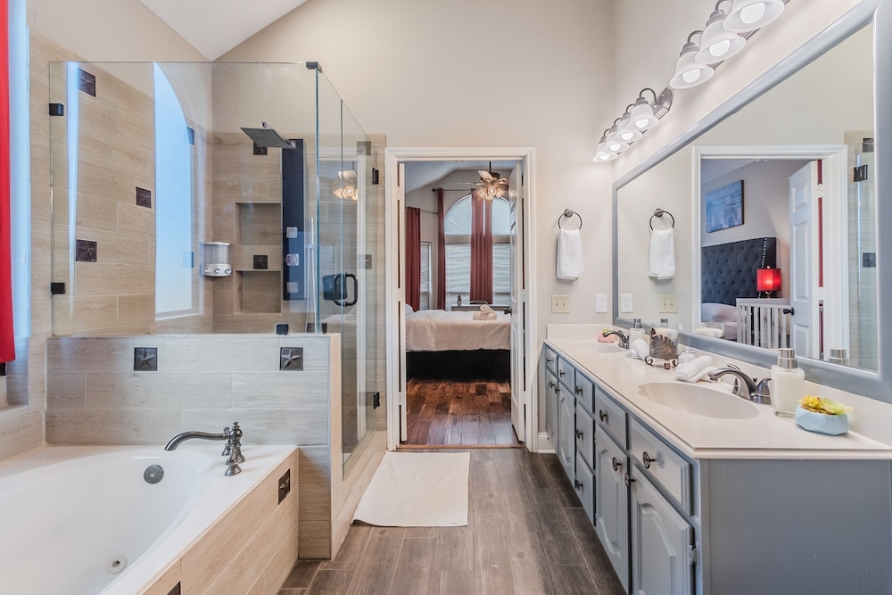 Discount Included! Stunning, Modern, Spacious Getaway Fits Any Group, 2 Game Rooms, Hot Tub 5 Bedroom Home by Redawning - Property Image 10