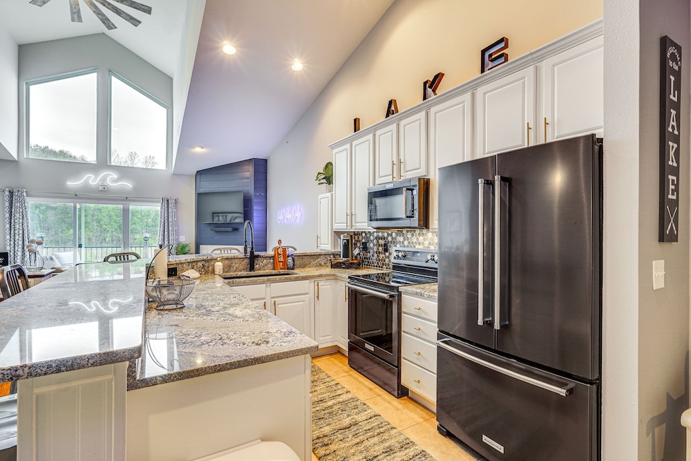 4 Mi to Dtwn: Gem w/ Lake Access in Camdenton