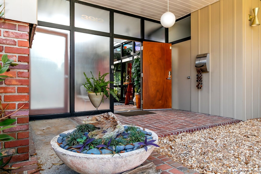 Mid Century Modern Weekly Winter Rates! - Image 2