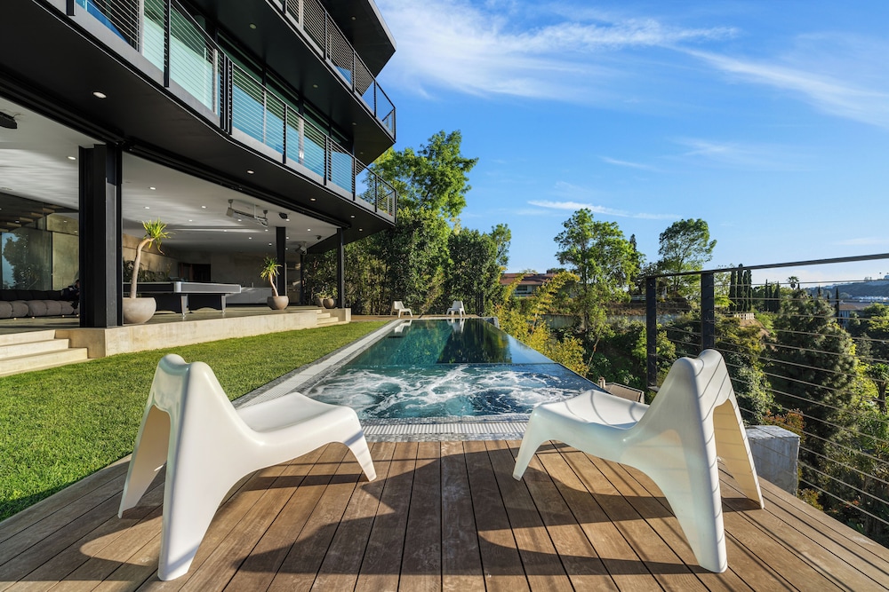Glass Mansion - Chic Glass Villa in LA Hills With Views, Style & Serenity