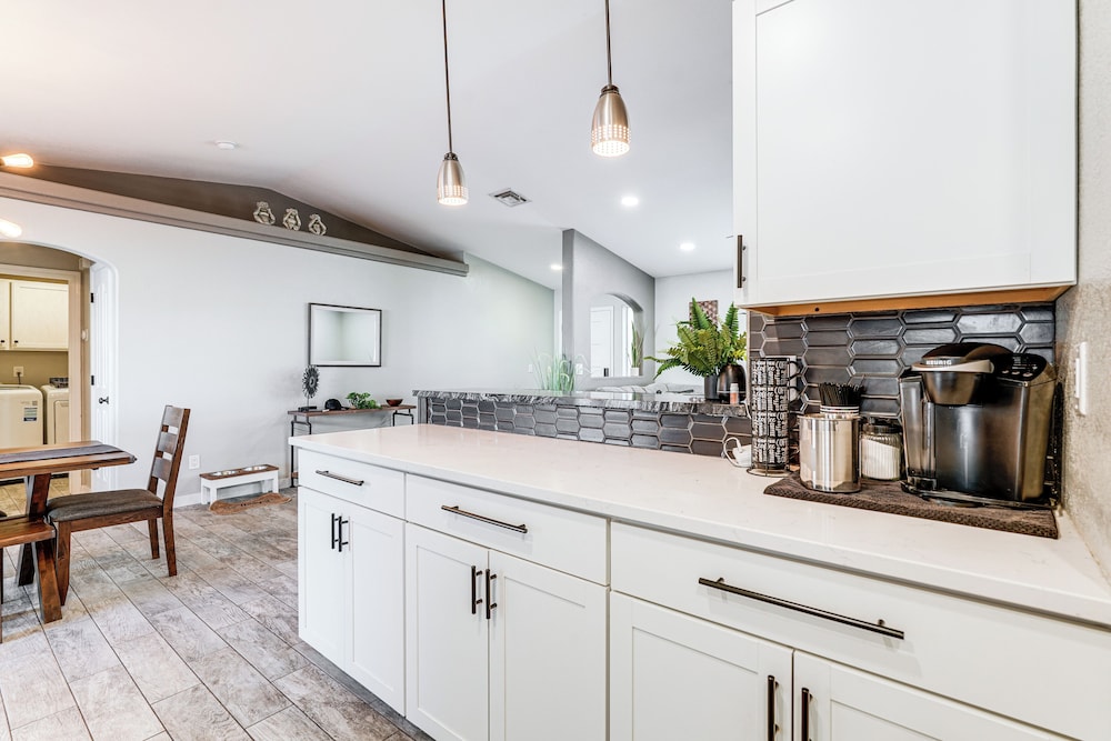 3 Mi to London Bridge: Home w/ Patio & Grill!
