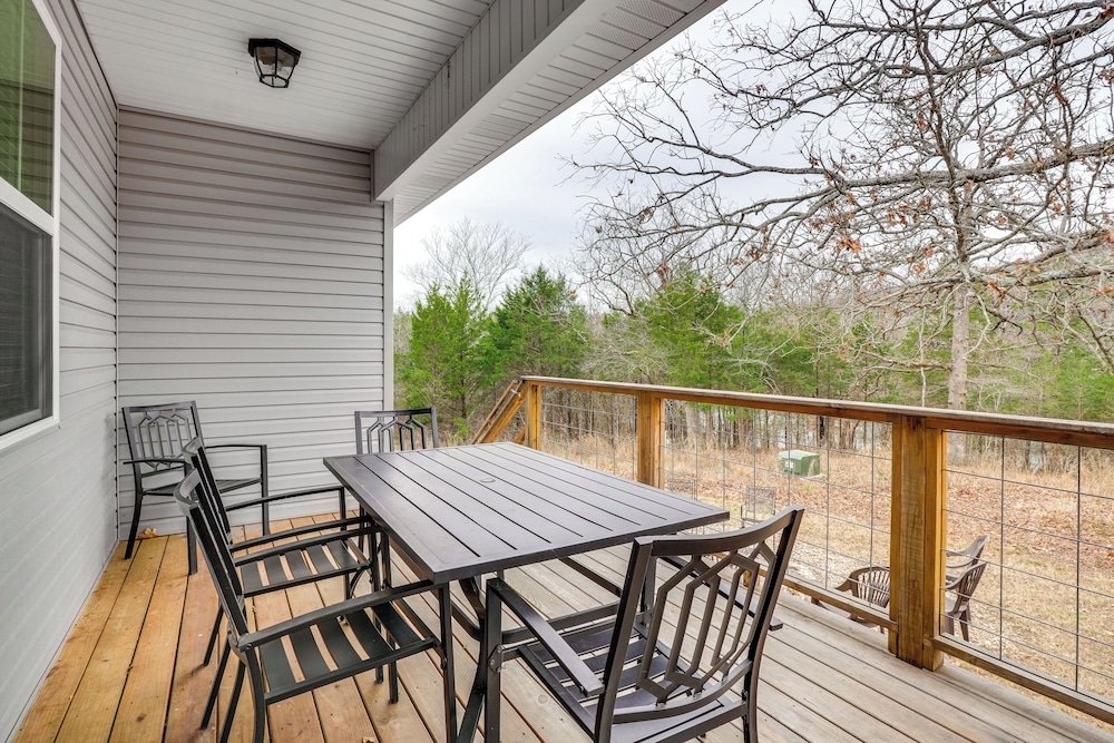 Table Rock Lake Retreat: Walk to Shore!