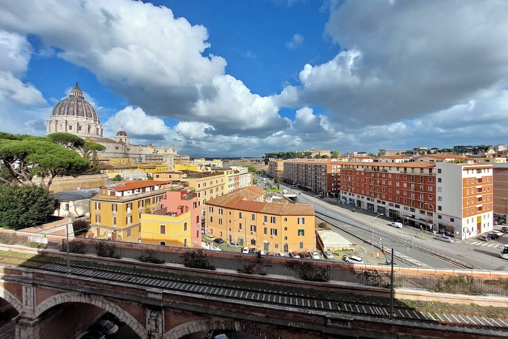 Una finestra sulla cupola di San Pietro — Rome photo 2