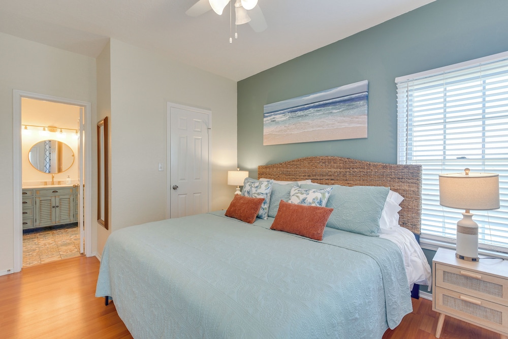 Great Location! Quiet Galveston Gem 1 Mi to Shore