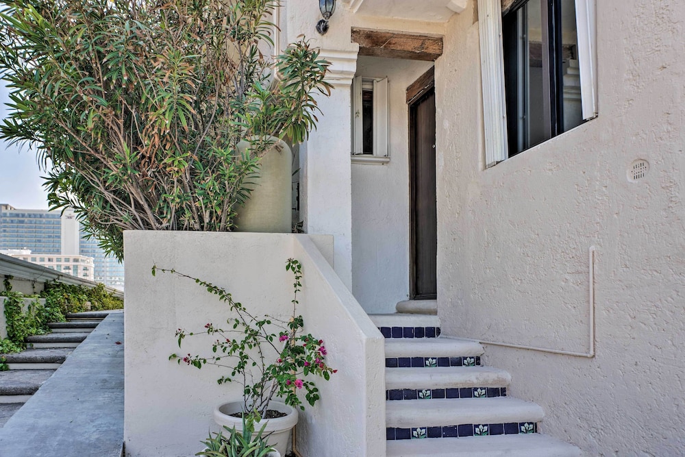 Updated Oceanside Townhome w/ Pool: Walk to Beach!