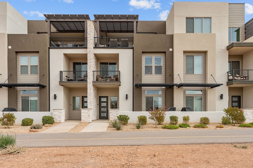 Adventure Central At Desert Color 6 Bedroom Townhouse