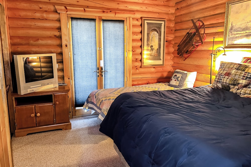 Quiet 2BR Fireplace Balcony W & D