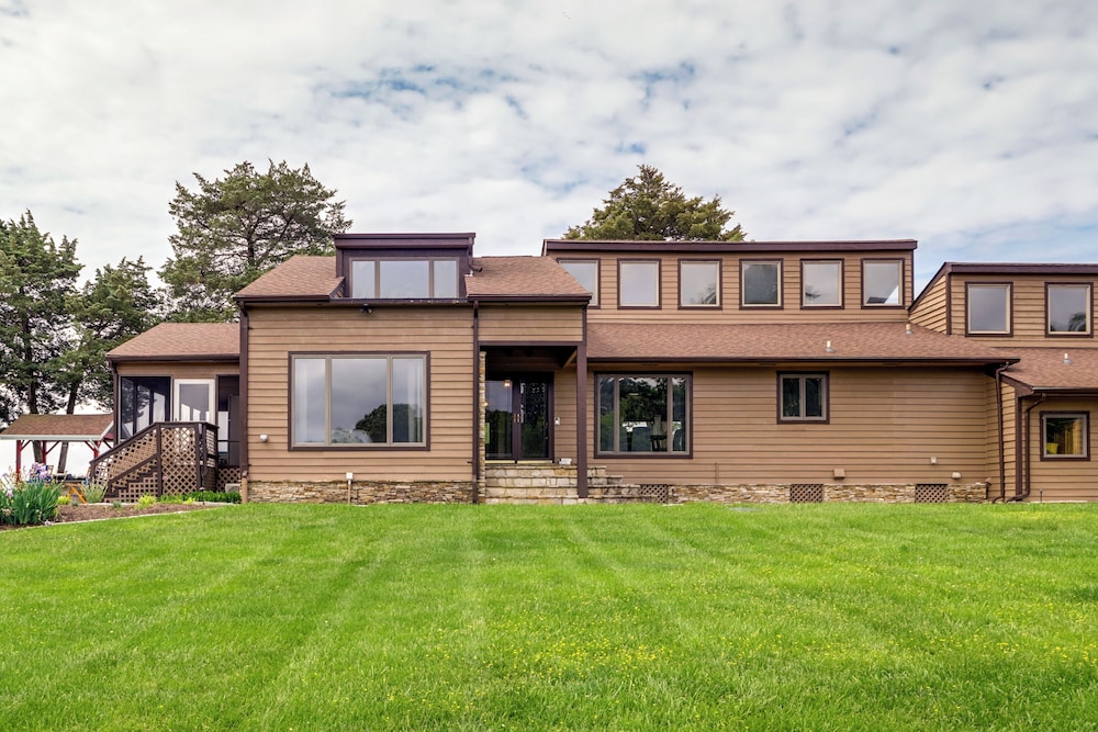 On-site Boat Dock: Queenstown Home w/ Pool & Yard!