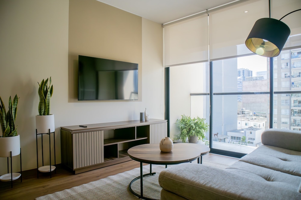 w Striking 1BR w Perfect Balcony Near Kennedy Park