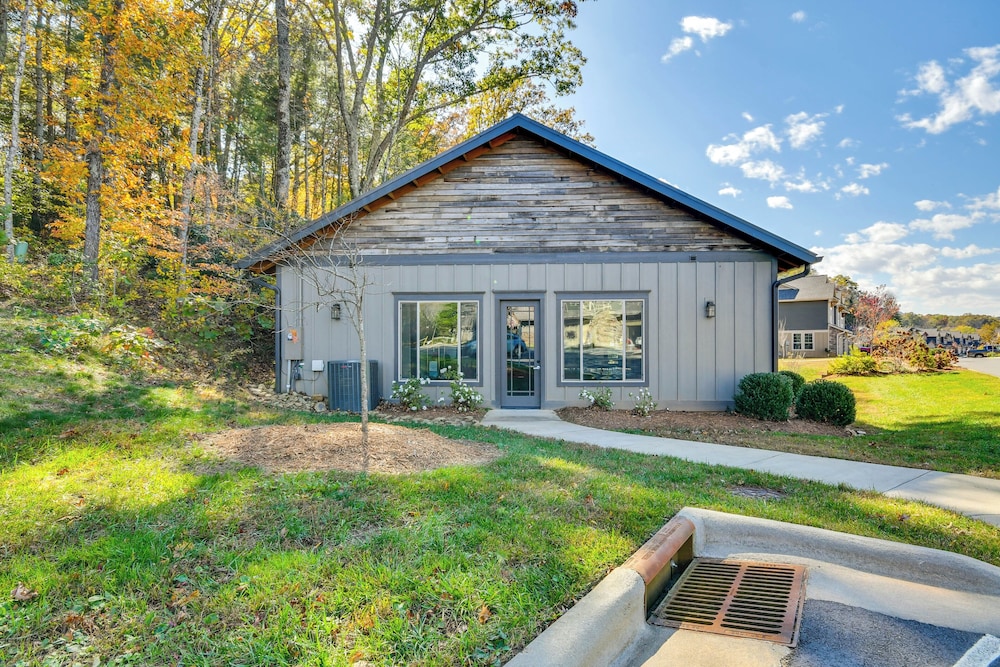 Hike, Dine & Explore Asheville: Black Mtn Getaway!