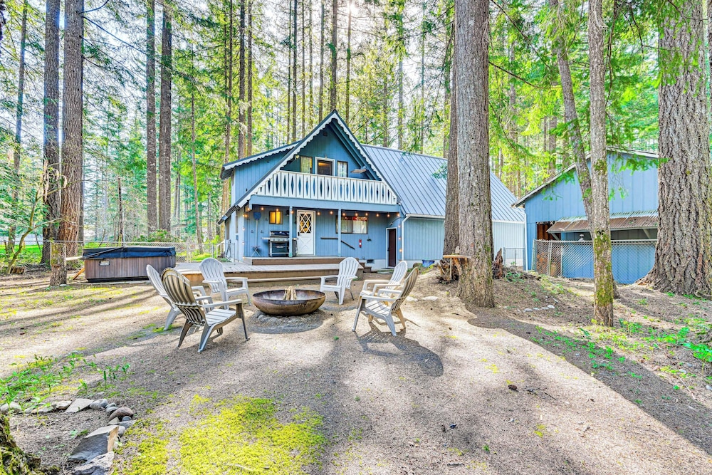 Game Room & Fire Pit: Family Cabin in Packwood!