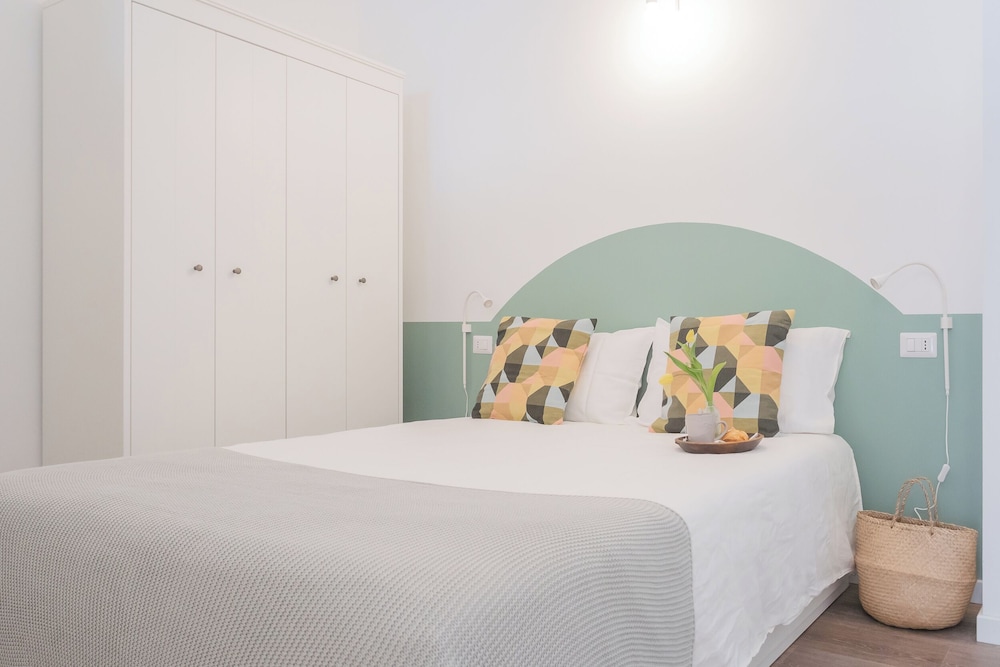A Step From the Dome Apartment by Rent all Como
