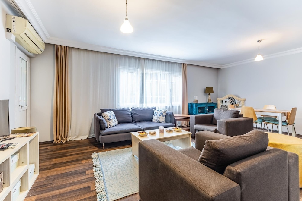 Chic Luminous Flat in Uskudar