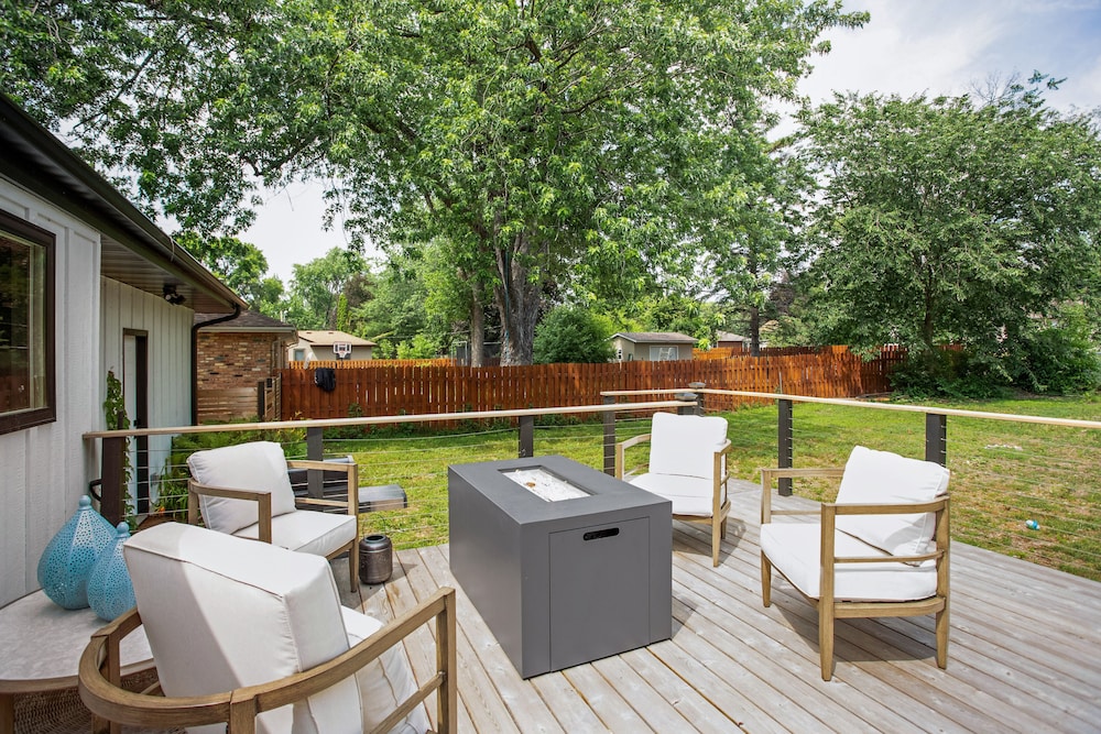 Charming & Bright Crystal Home Rental: Fire Table!, photo 9