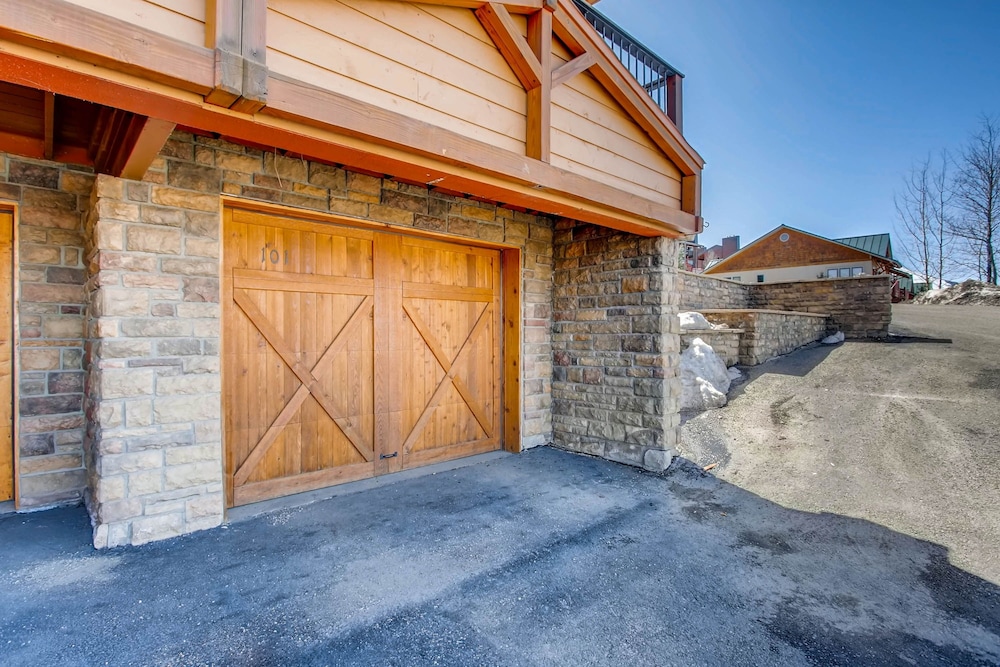 Unique, Mountain 4 Br  4 Bedroom Condo - No Cleaning Fee! by RedAwning
