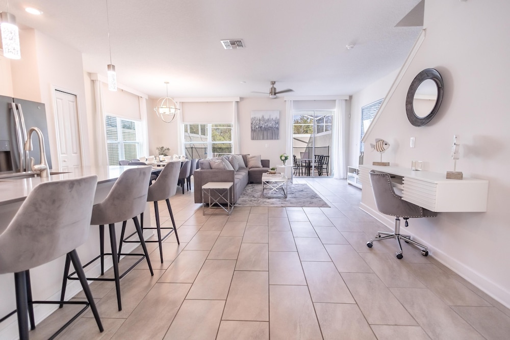 8967 CC - Cozy 5 Bed Home With Private Pool